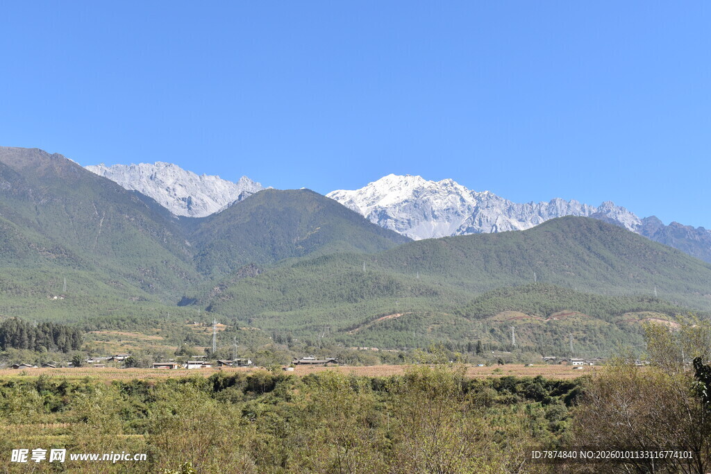 雪山下的广袤原野风光