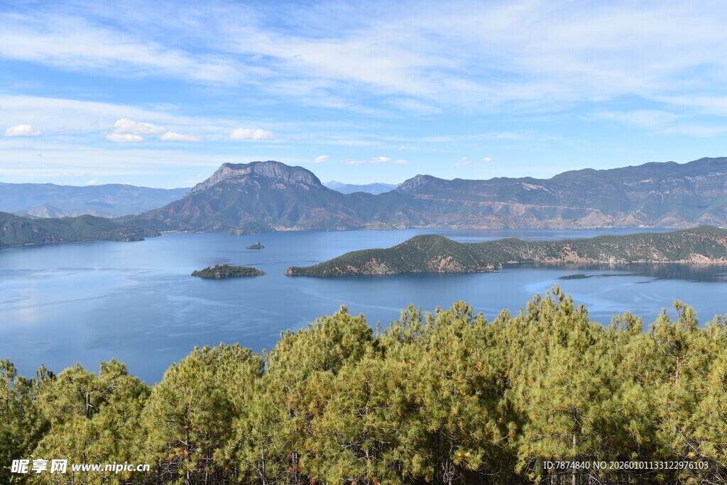 湖畔青山绿树美丽风光