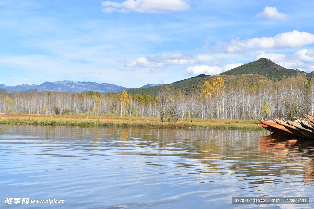 宁静湖畔的孤舟与远山