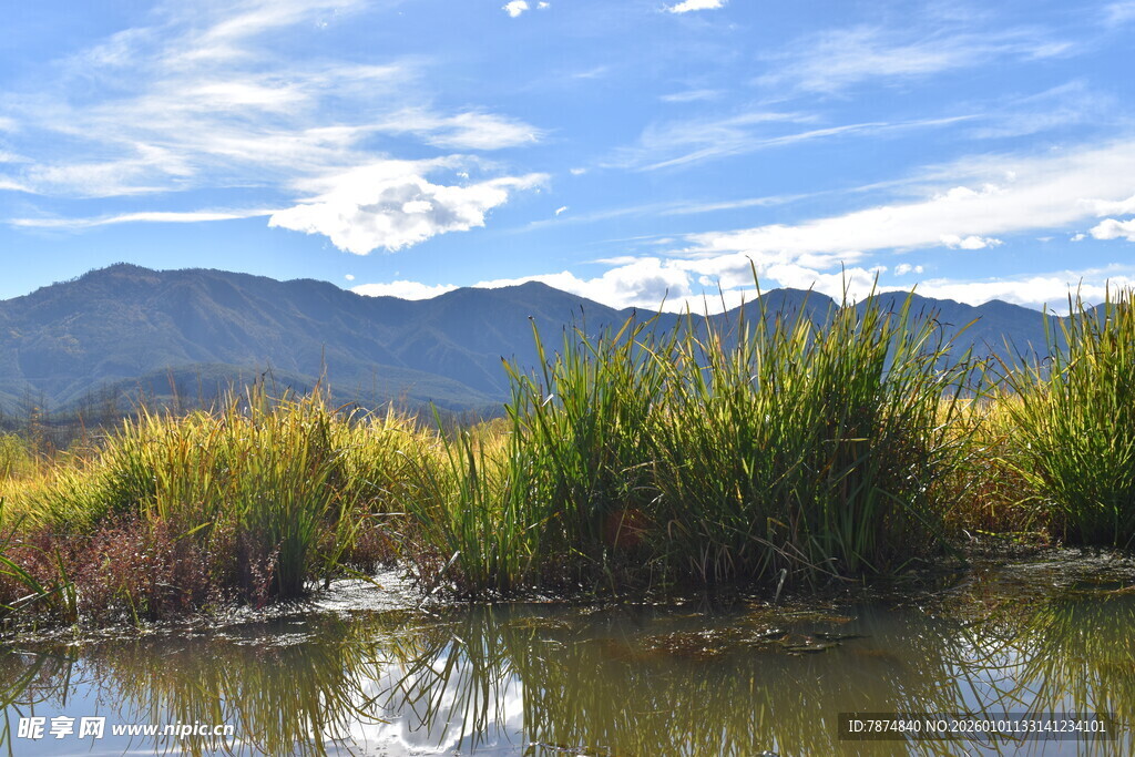湖畔青山间的自然景致