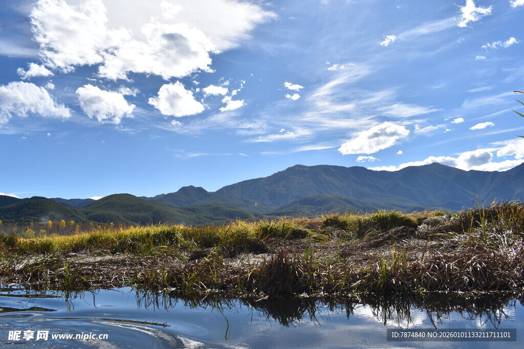 湖畔青山蓝天白云美景