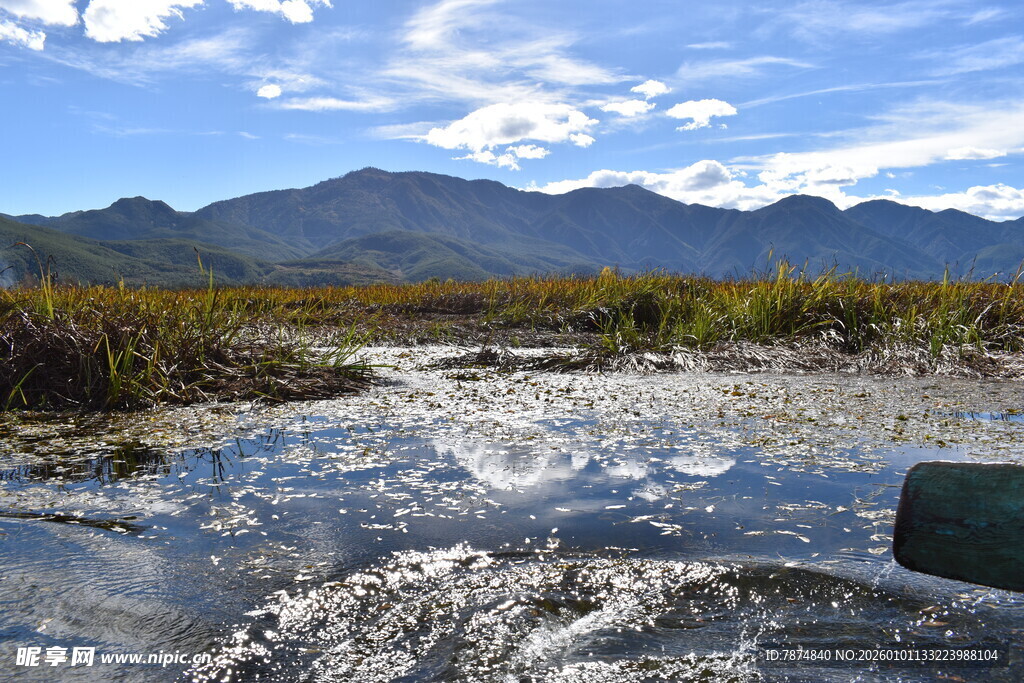 山间清澈水域与远处山峦