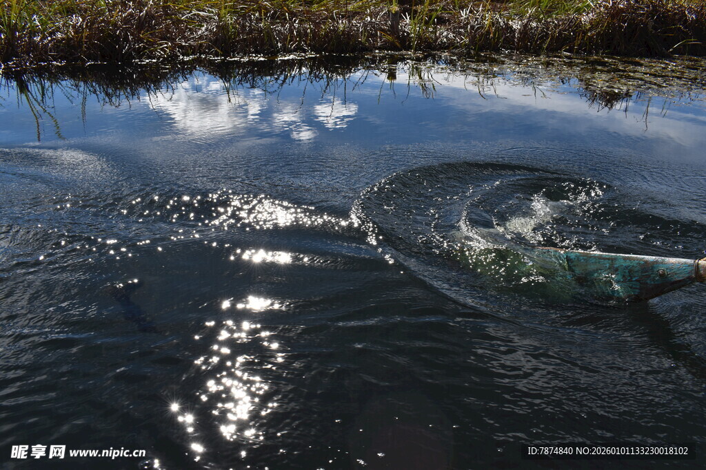 波光粼粼的流动水面