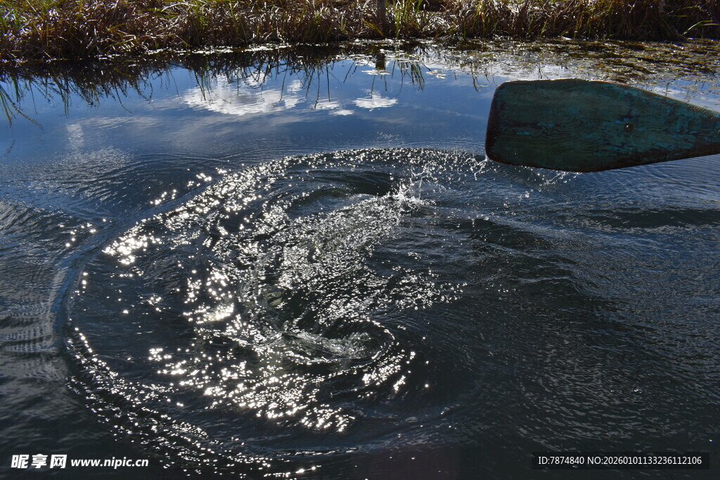 水面涟漪与木舟的静谧画面
