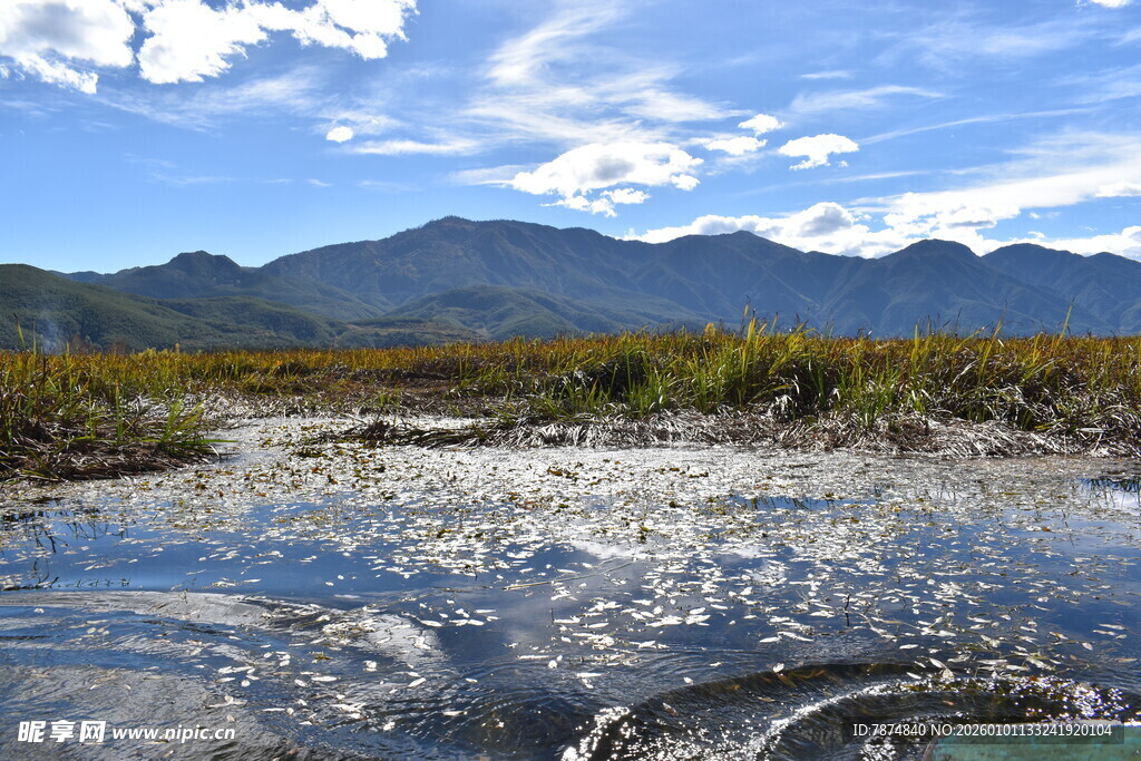 山间清澈水域与远处山峦