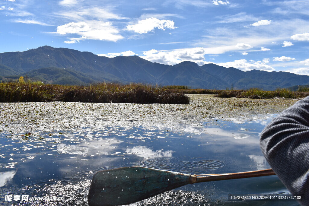 泛舟于山水间的悠然景致