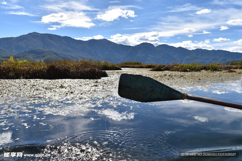泛舟湖面赏远山美景