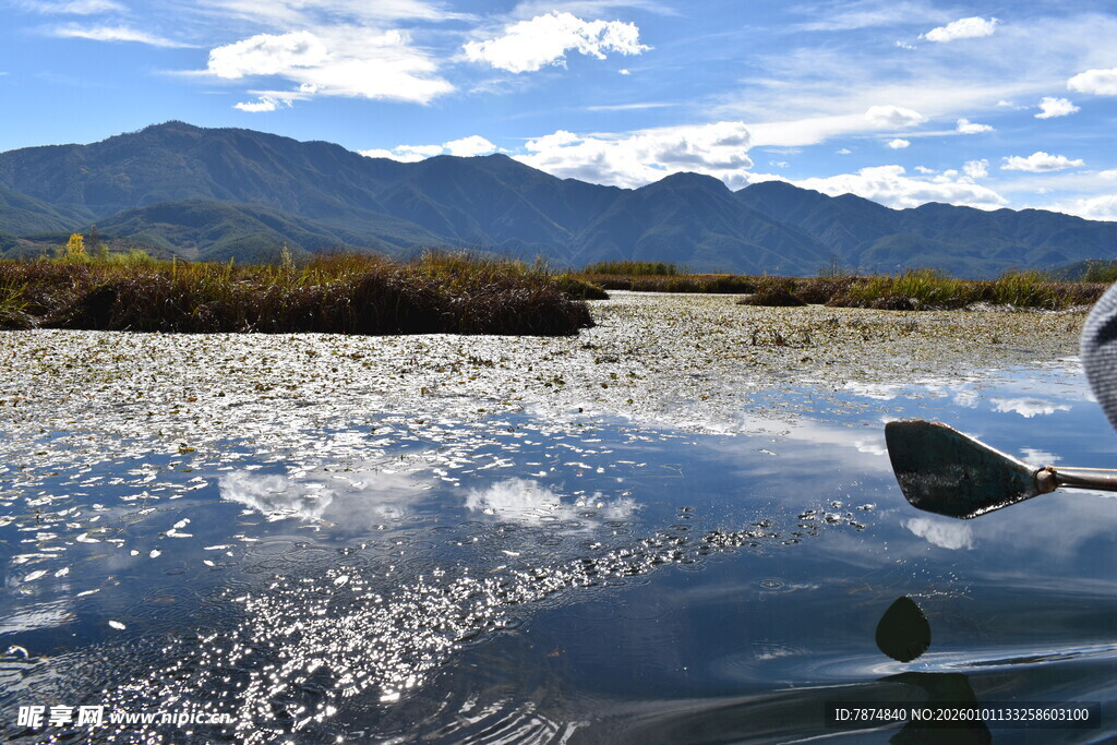 泛舟碧波赏远山美景