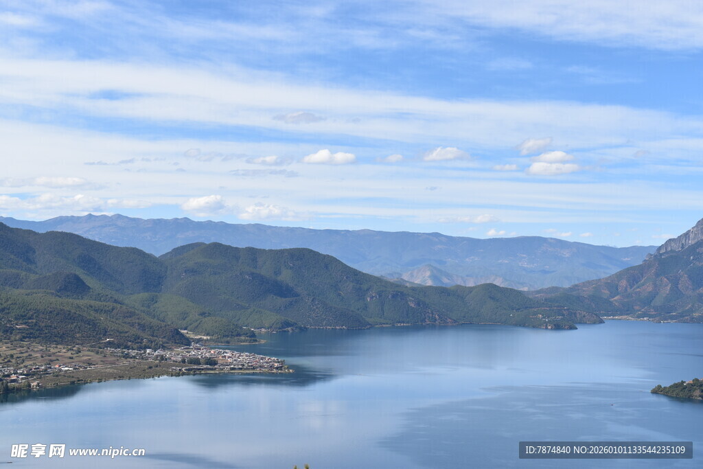 山水相依的美丽湖景