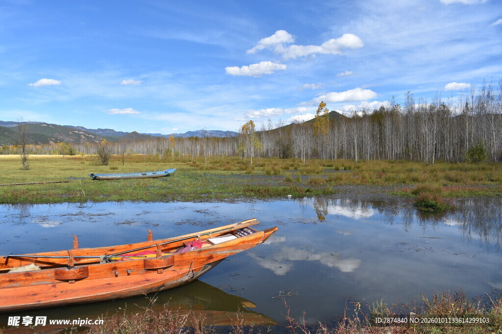湖畔孤舟 静谧自然之景