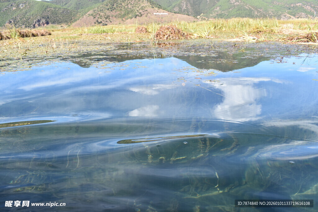 清澈湖水映蓝天白云