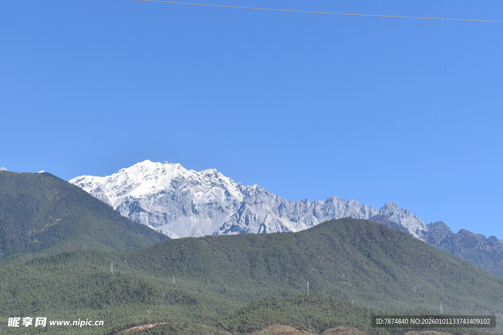 巍峨雪山与葱郁山峦