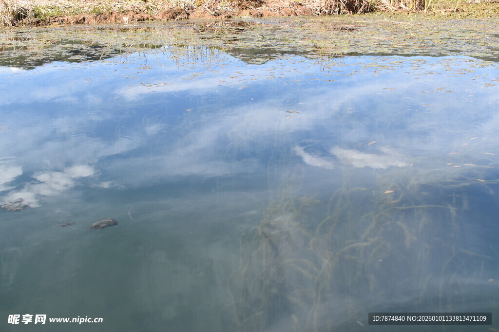 湖面倒映蓝天白云美景