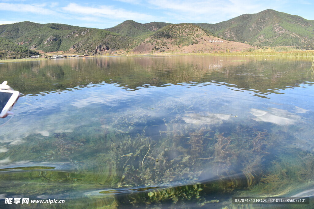 清澈湖水倒映山峦美景