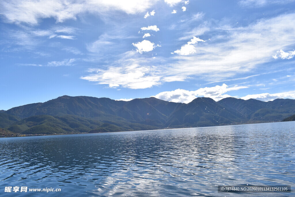 宁静湖景与远处山峦