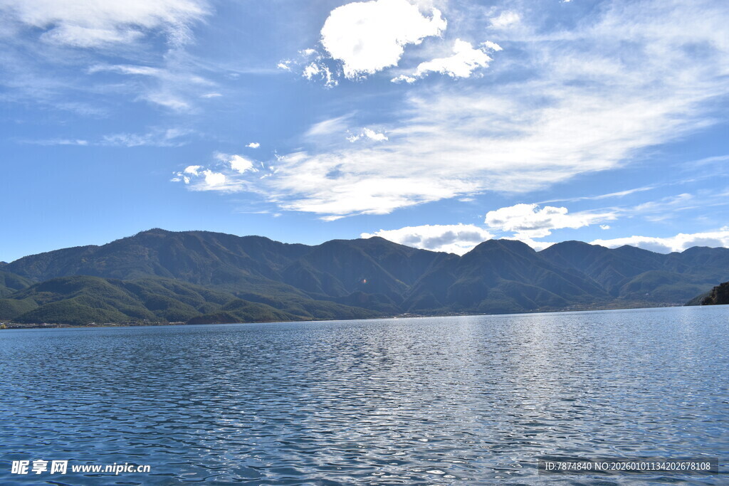 宁静湖景与远山蓝天