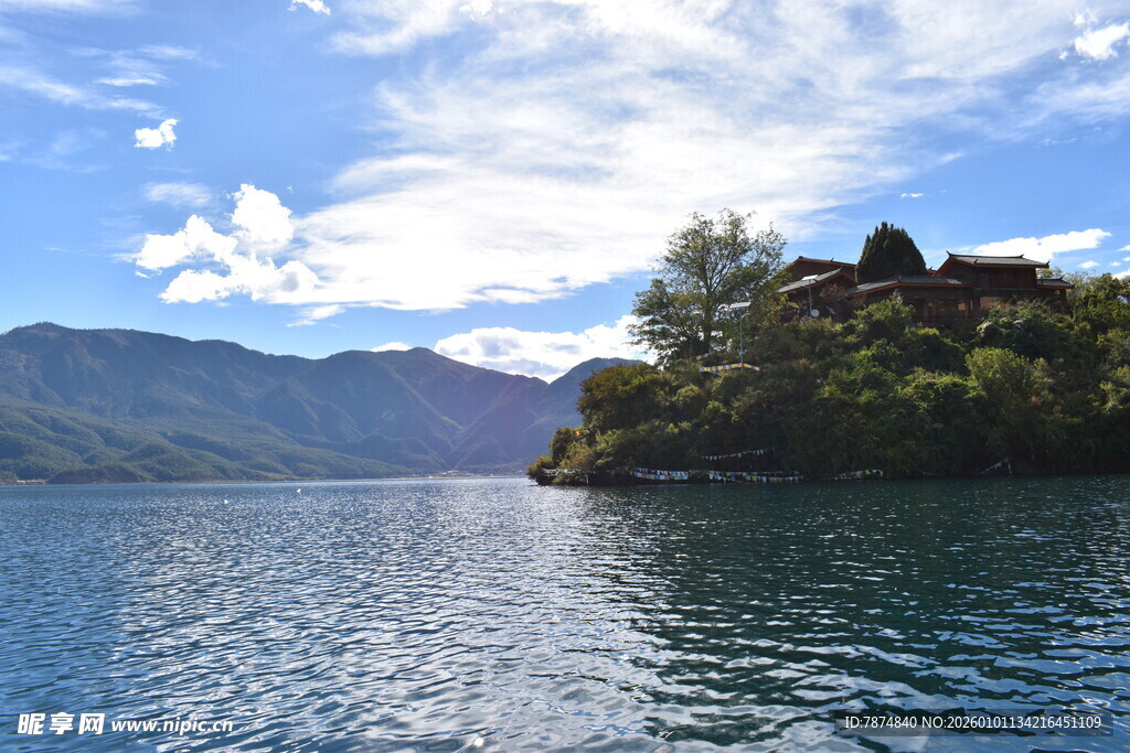 湖畔风光 山水相依美景