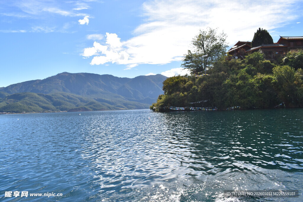 湖畔青山绿水好风光