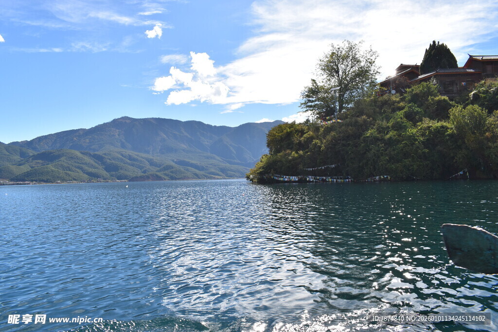 湖畔美景 青山绿水伴古建