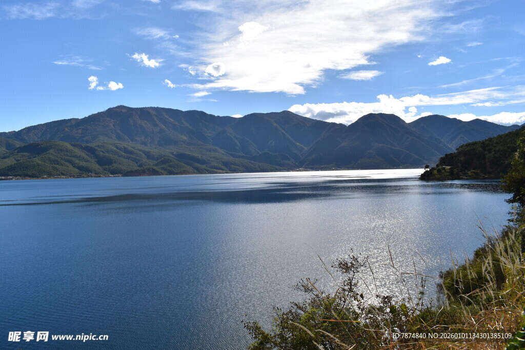 宁静湖畔的山水风光