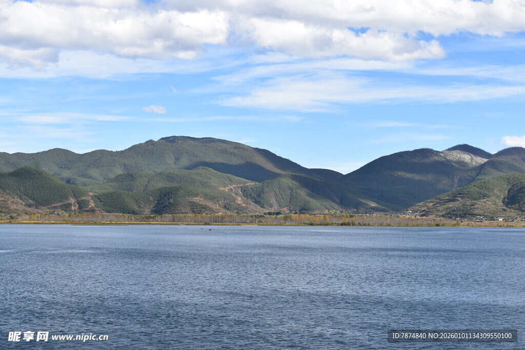 宁静湖景与远山