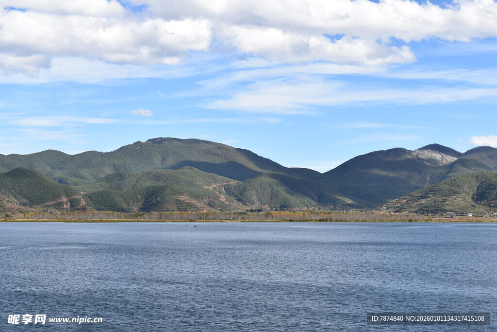 宁静湖水与远处山峦