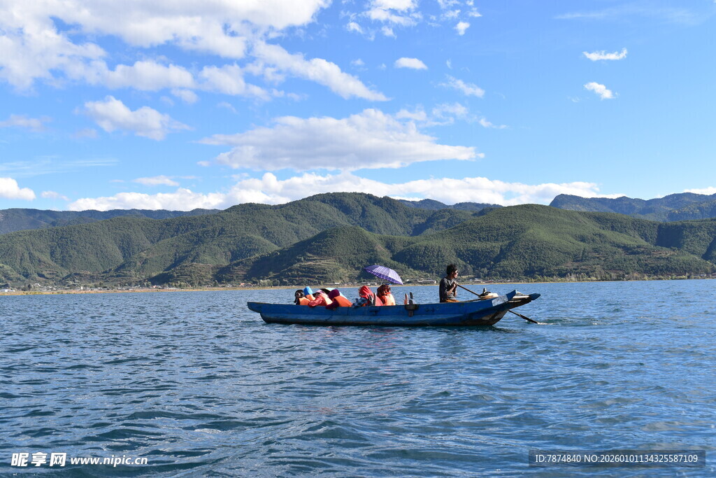 湖上小船载着游客赏景