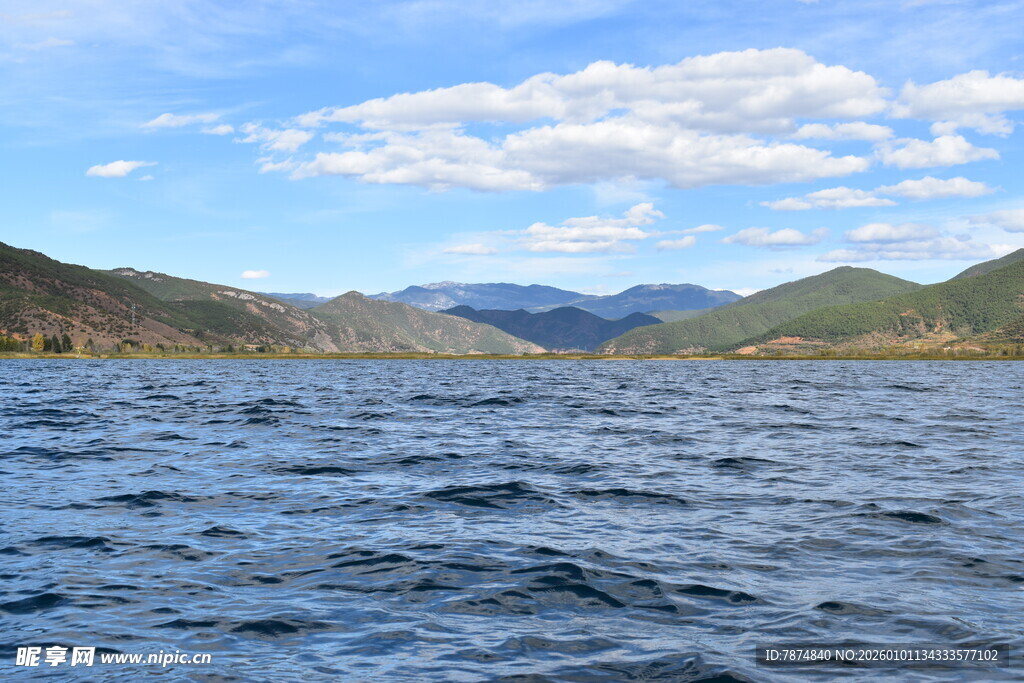 宁静湖面与远处山峦美景