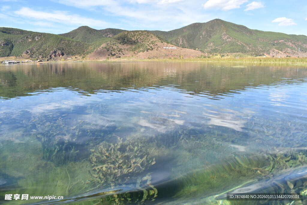 宁静湖水映远山