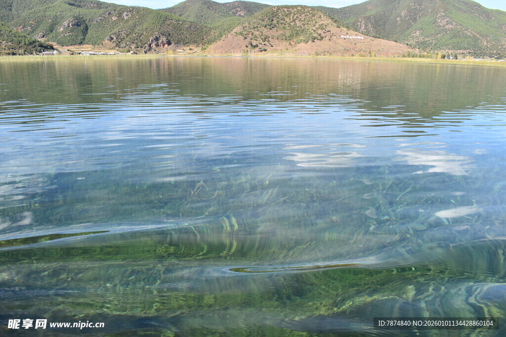 宁静湖水与远处山峦景色