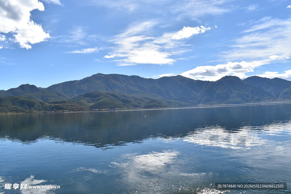宁静湖景与远山倒影