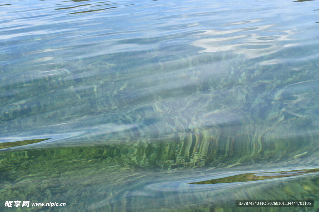 波光粼粼的清澈水面