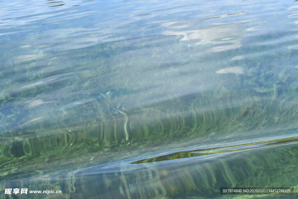 波光粼粼的清澈水面