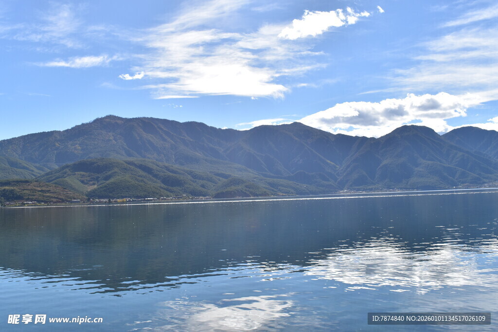 宁静山水湖景 云影倒映