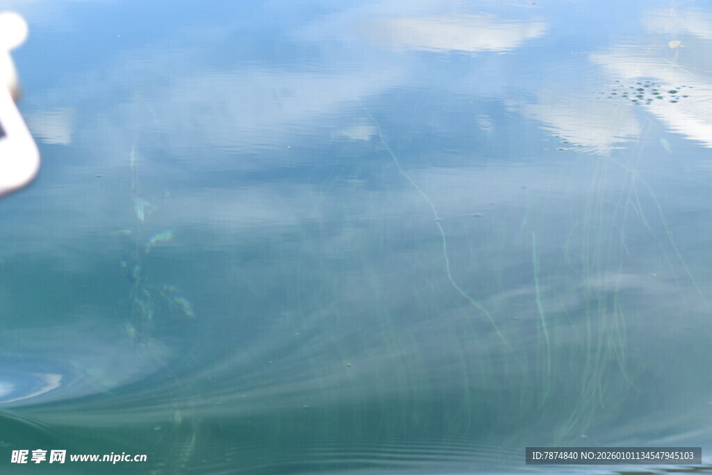 梦幻云海中的雨滴景象