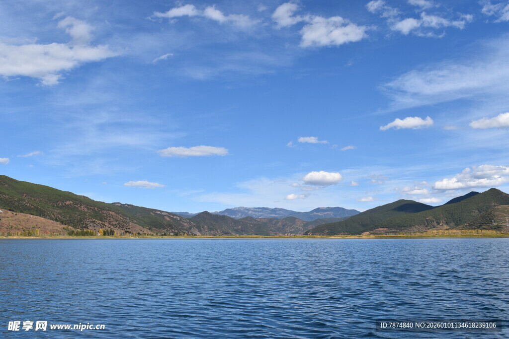 蓝天碧水间的秀丽湖景