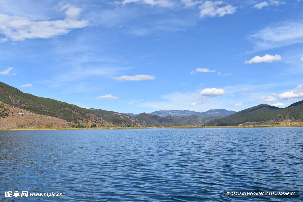 宁静蓝湖与远山美景