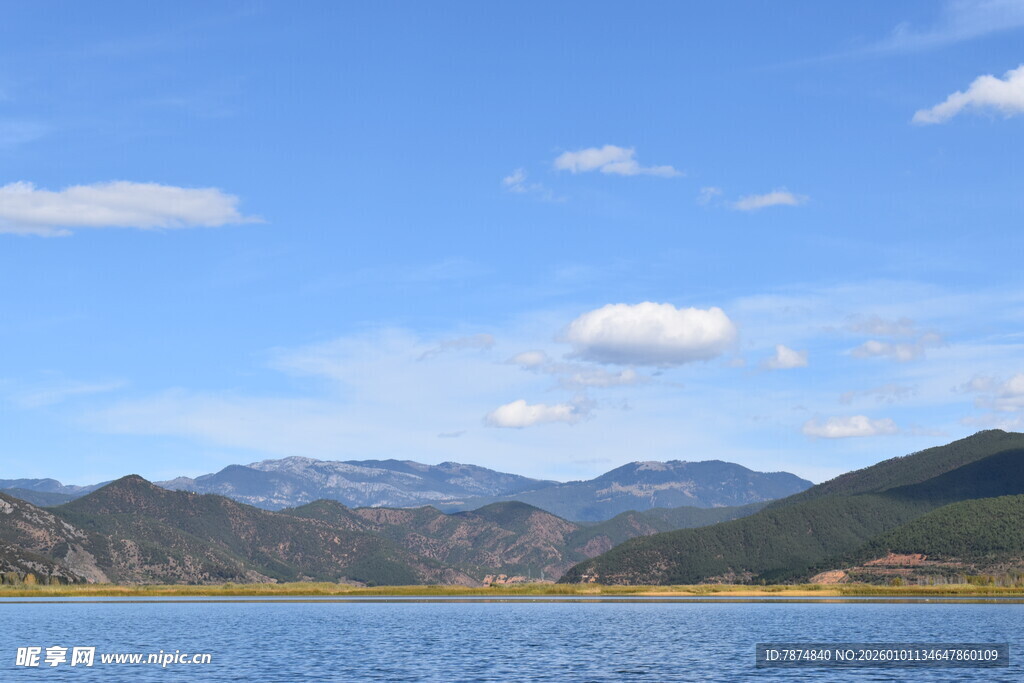 蓝天碧水间的壮美山景