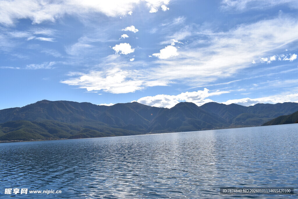 宁静湖水与远处山峦美景
