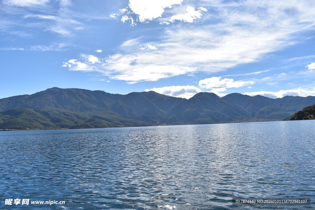 宁静湖景与远处山峦