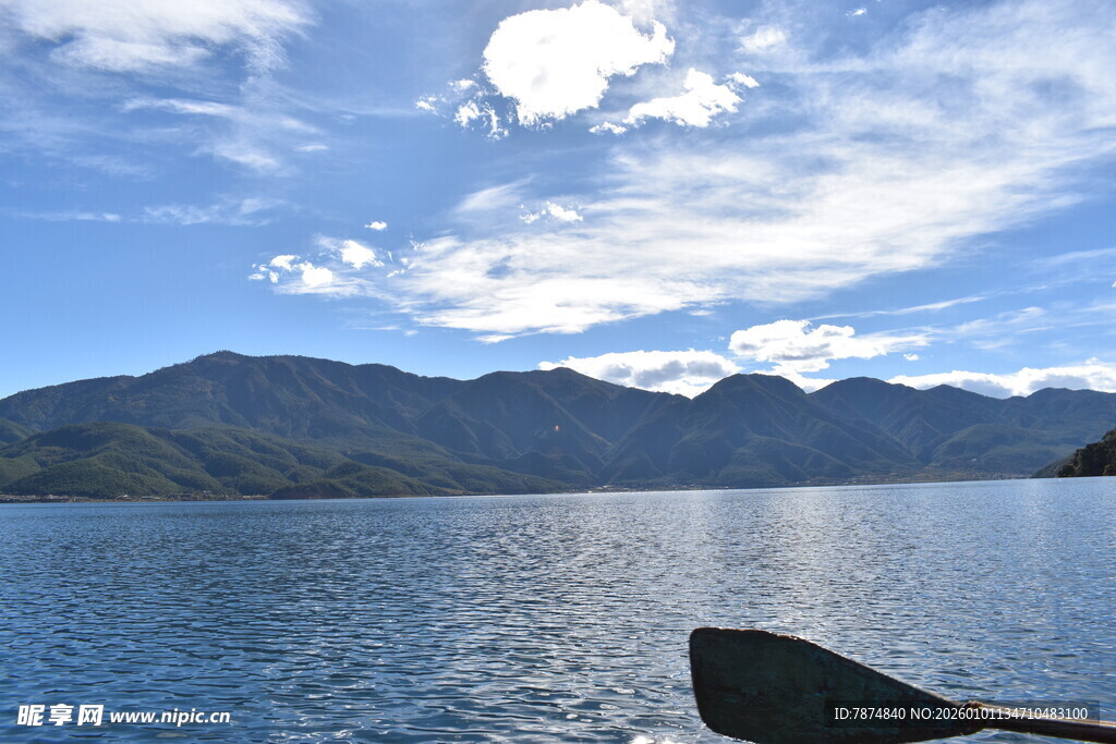 泛舟湖上赏山水风光