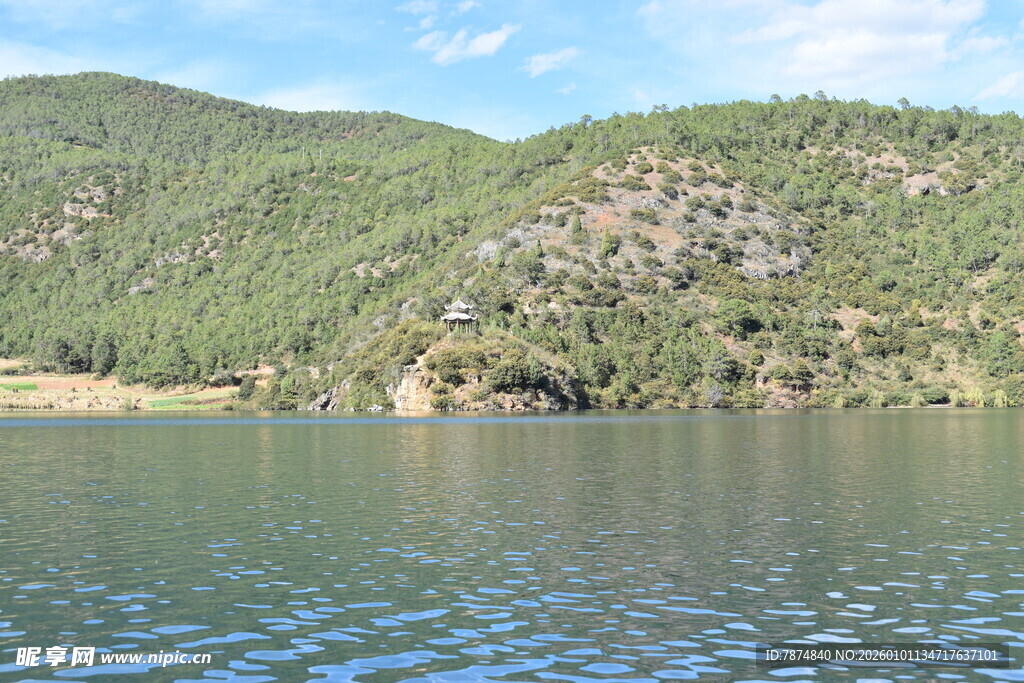 青山环抱的宁静湖泊