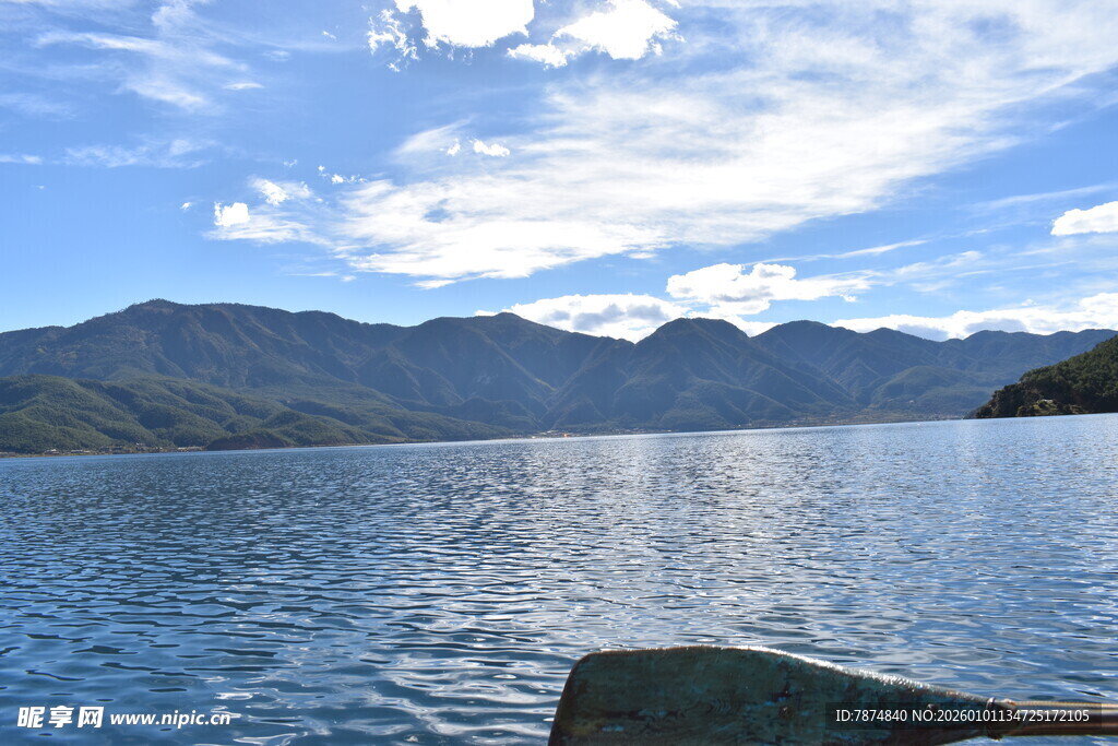 宁静湖景与远处山峦