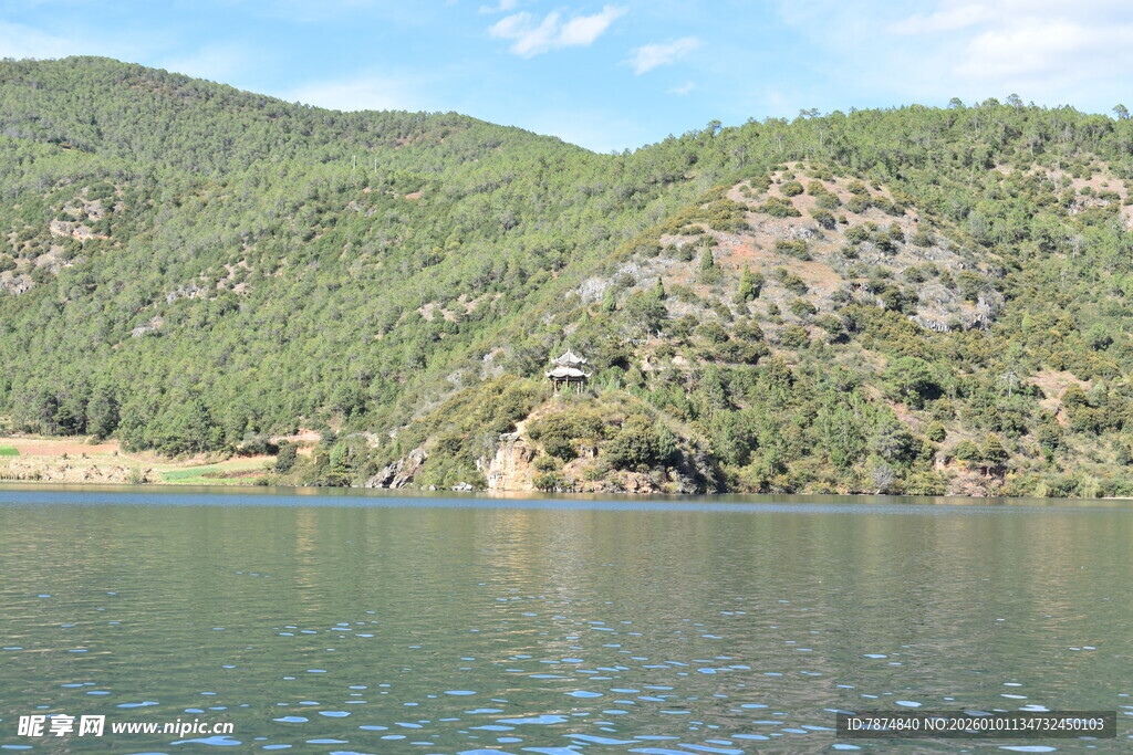 青山环绕的宁静湖水