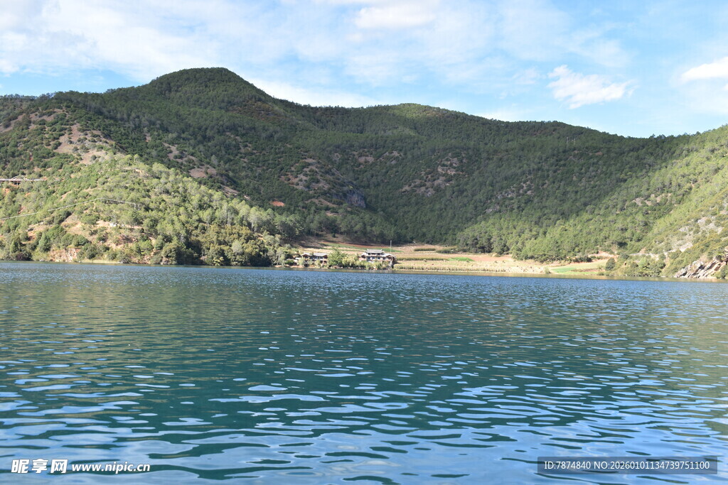 青山环绕的清澈湖水