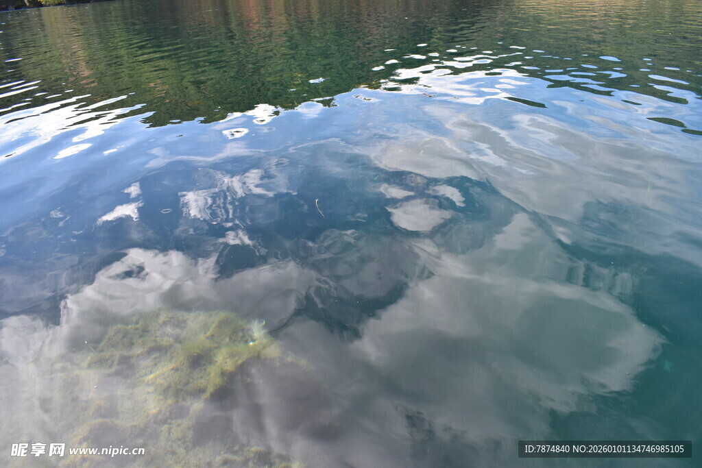 清澈湖水中的云朵倒影