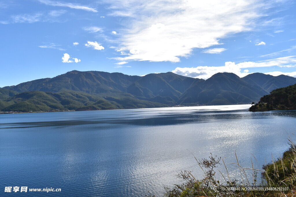 宁静山水间的秀丽湖景