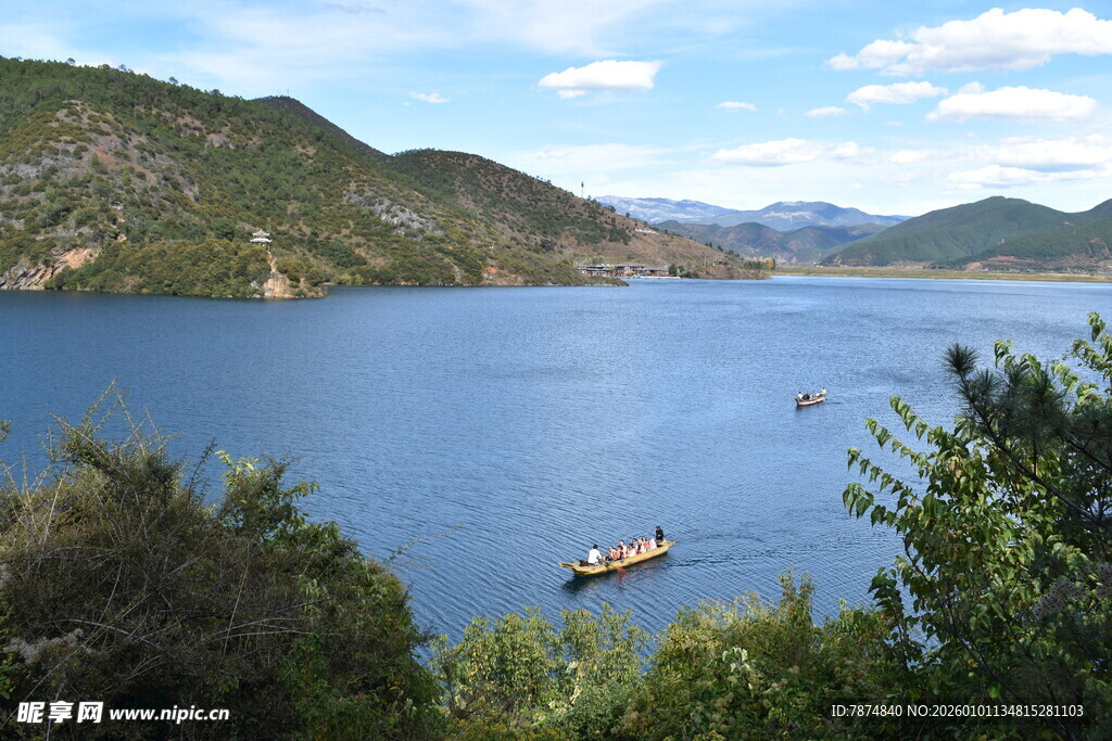 湖畔美景与舟船