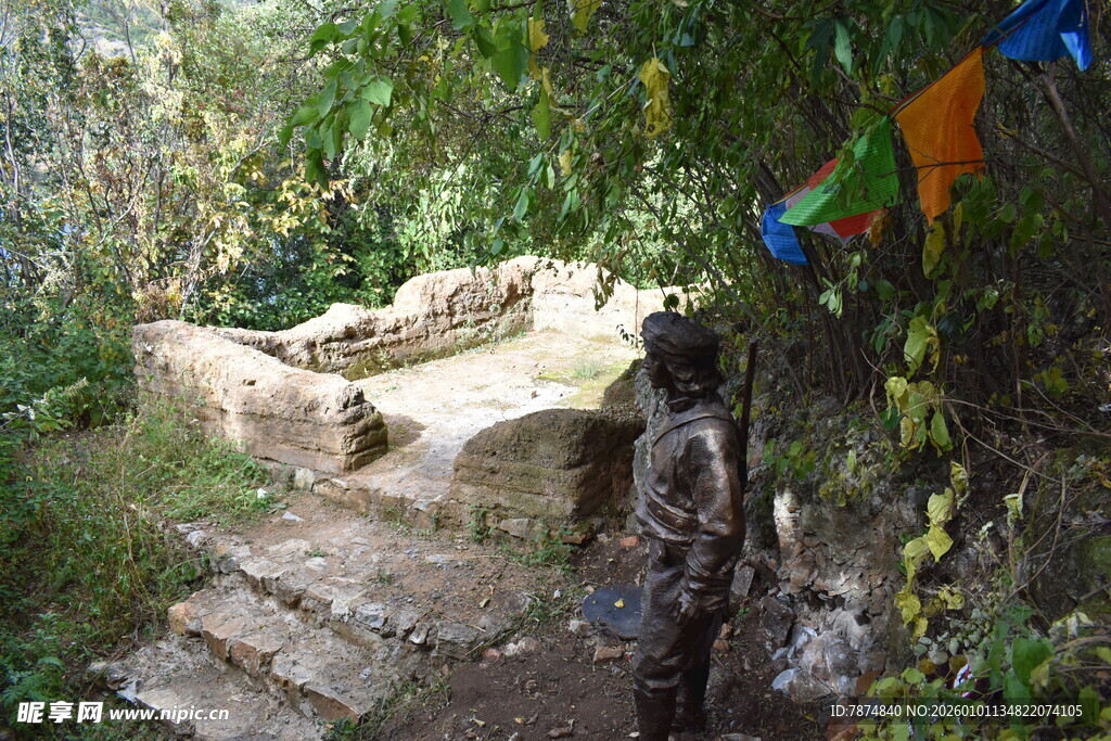 山间石阶隐于葱郁草木间