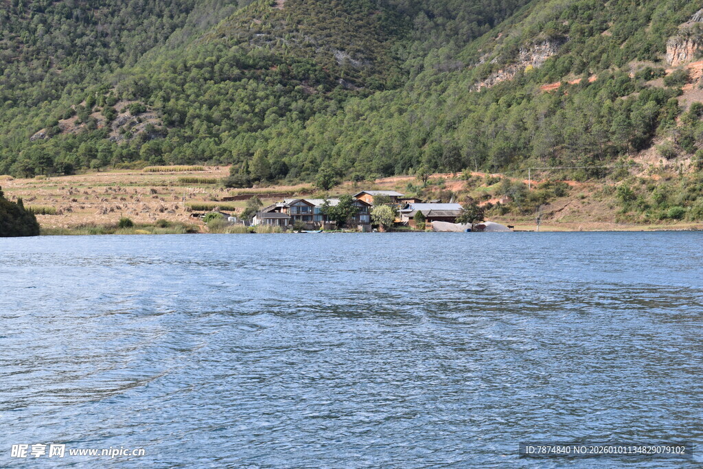 湖畔山村美景